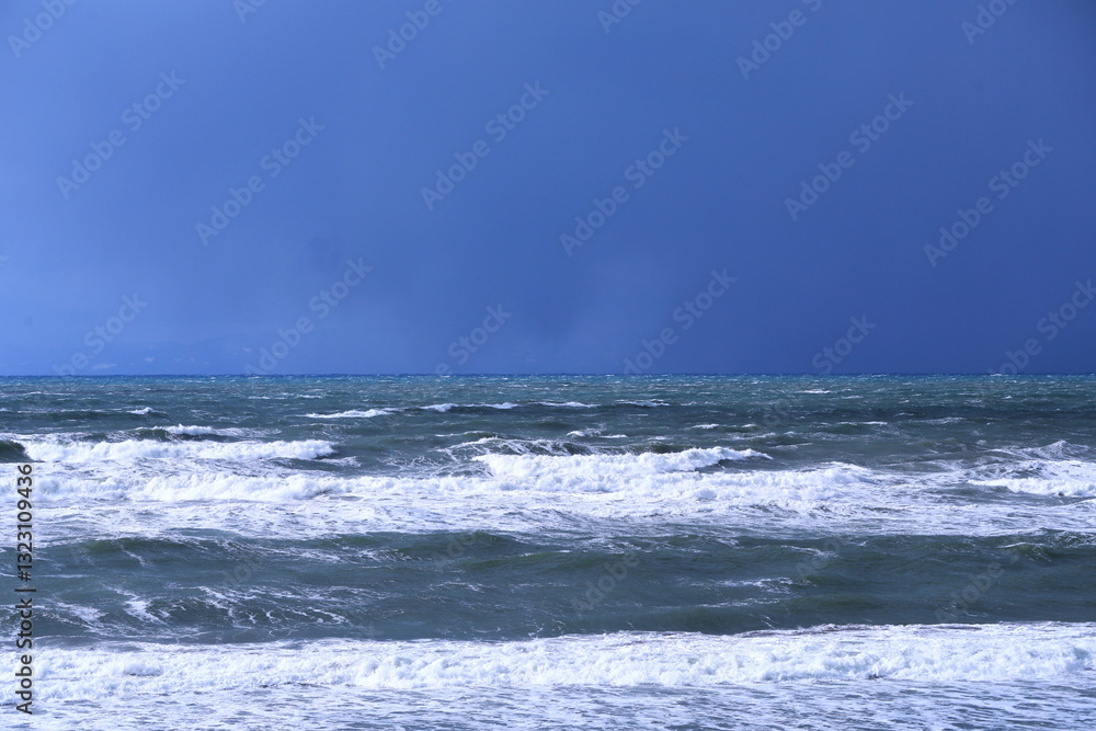 Fototapeta premium 白波打ち寄せる冬の日本海