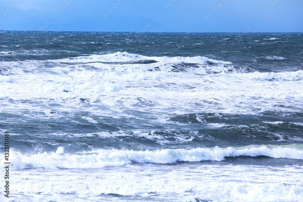 白波打ち寄せる冬の日本海