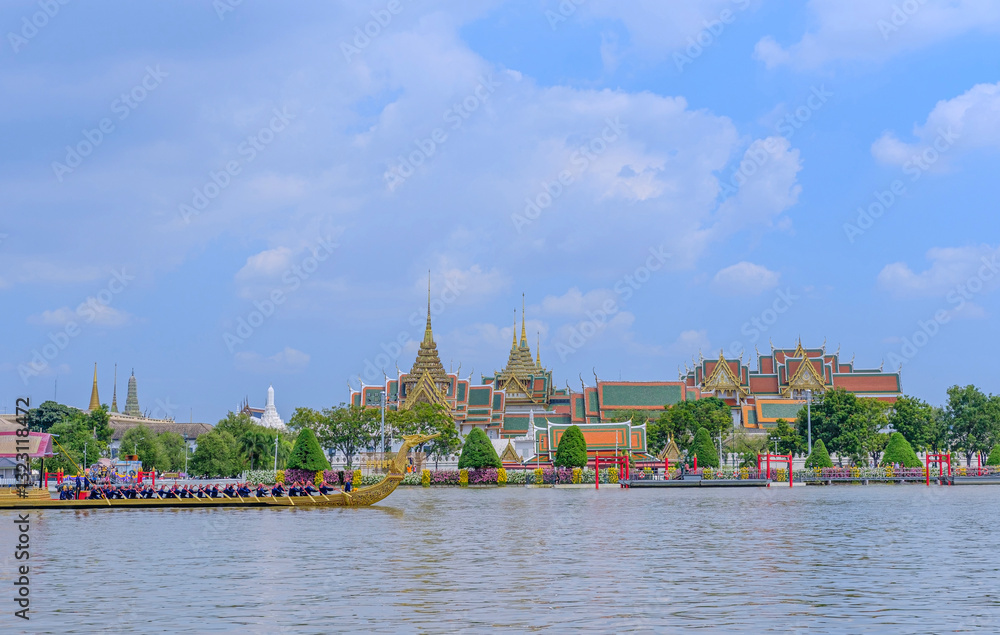 Obraz premium The Royal Barge Suphannahong passes the Grand Palace on practicing to collect details of the procession on the Irrigation route of His Majesty King Rama X's parade on the Royal Kathin ceremony