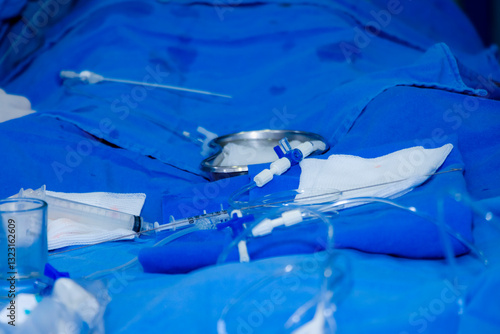 Material médico en sábana azul después de una opeeración