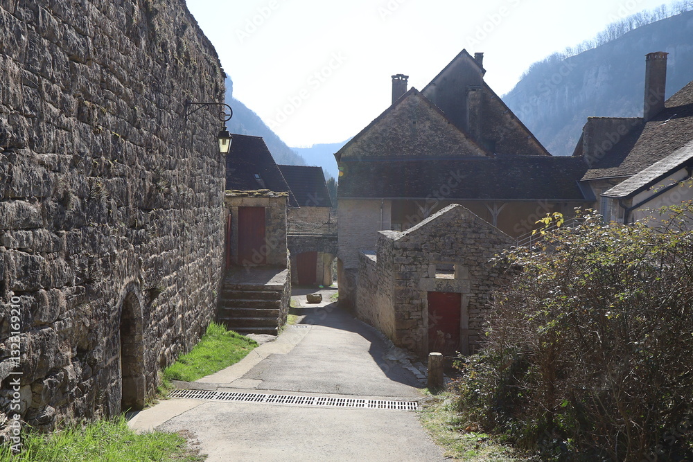 Vieille rue typique dans le village, village de Baume Les Messieurs, département du Jura, France