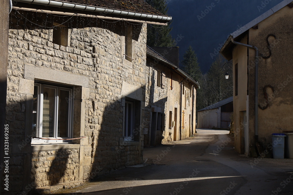 Vieille rue typique dans le village, village de Baume Les Messieurs, département du Jura, France