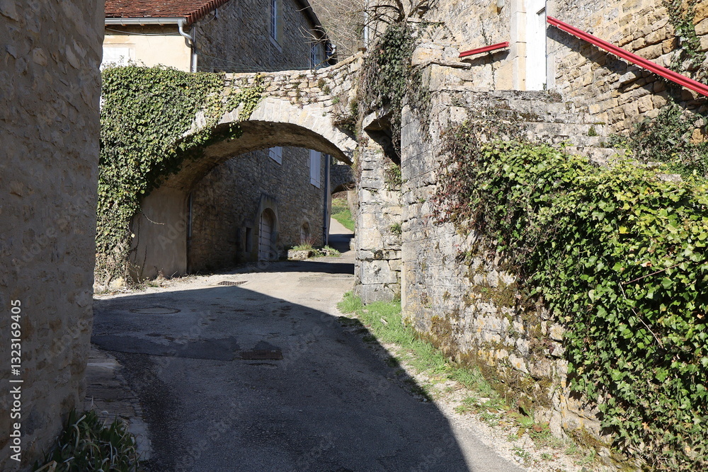 Vieille rue typique dans le village, village de Baume Les Messieurs, département du Jura, France