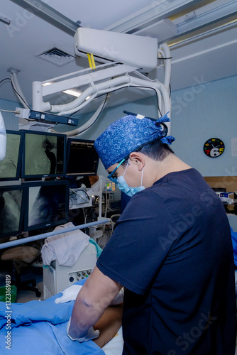 Doctor operando en quirófano, cirugía