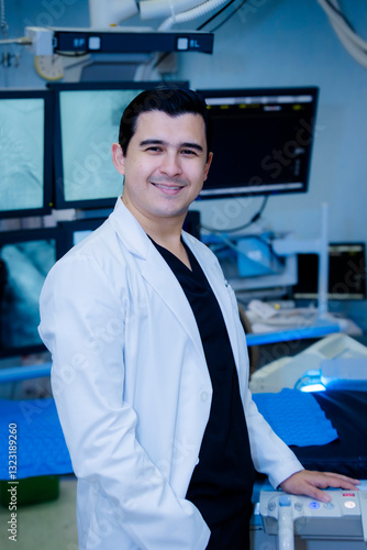 Doctor latino, apuesto en bata en sala de cirugía