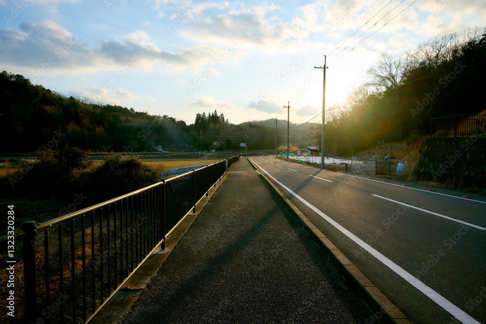 夕暮れ時の歩道