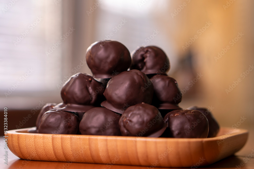 Obraz premium No Bake Almonds Chocolate Balls. Energy Balls. Dessert.