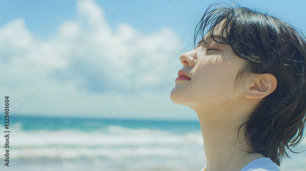 ビーチで目を閉じて新鮮な空気を吸う日本の女性の横顔の上半身から上の写真、コピースペース多め