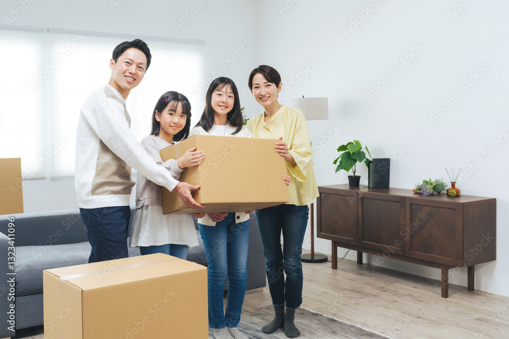 段ボール箱を持つ家族 段ボール箱を持つ家族