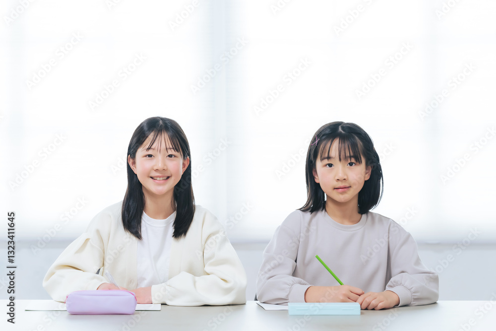 勉強する二人の女の子