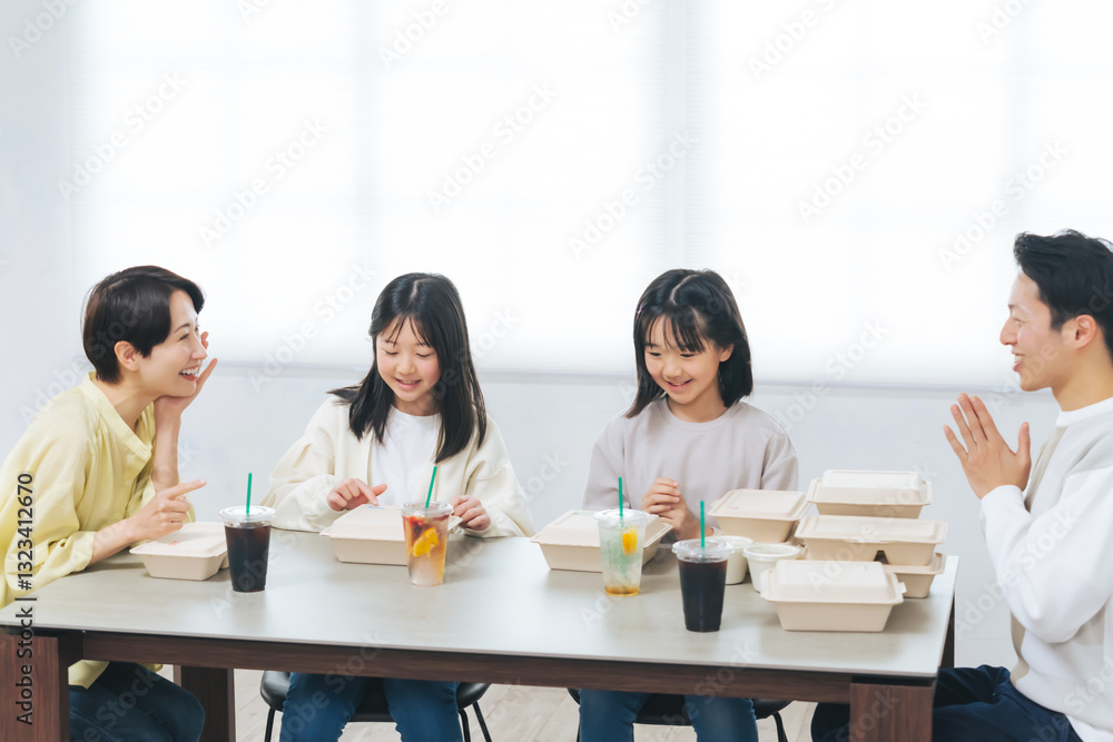 デリバリーフードを食べる女の子の家族 デリバリーフードを食べる女の子の家族