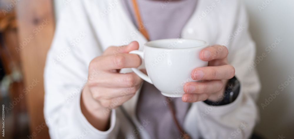 喫茶店でコーヒーを飲む人 喫茶店でコーヒーを飲む人