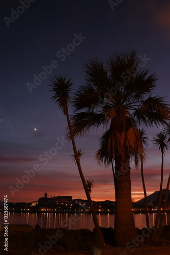 Coucher de soleil sur la ville de Fontarrabie , Pays Basques , Espagne