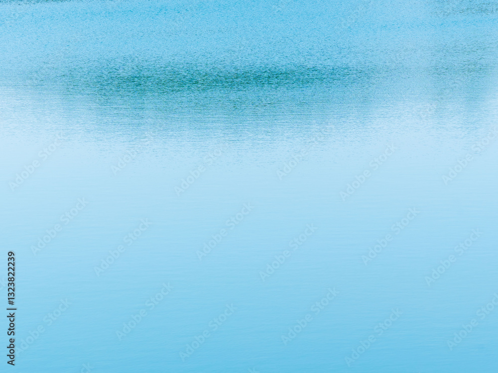 Obraz premium 水面に映る空の青色02