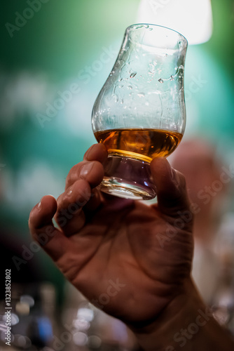 Obraz na płótnie Single malt whisky glass w salonie