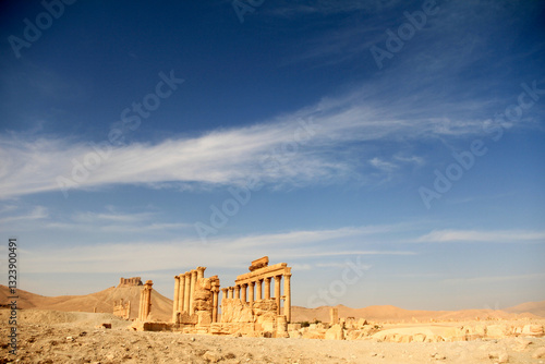 Tableau sur toile Ancient Architecture with Stone Columns and Historical Buildings in a Desert Lan