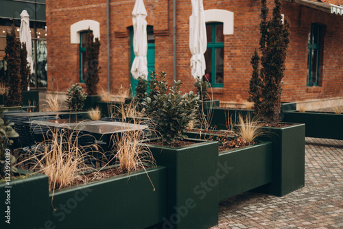 Obraz na płótnie Outdoor cafe seating with tables and chairs w salonie