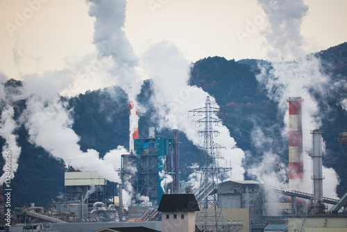 Wallpaper Mural 煙突から白い煙を出す大きな工場 Torontodigital.ca