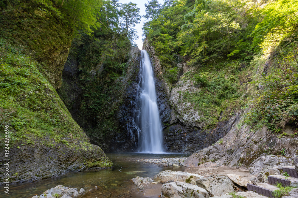Fototapeta premium 世界自然遺産、白神山地の清流が生む暗門第2の滝