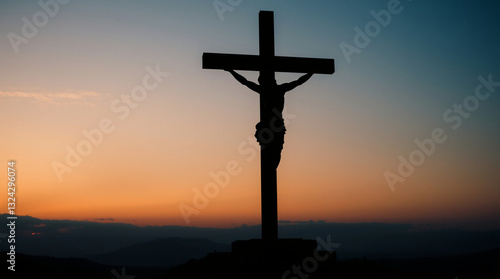 conceito de ressurreição:  Silueta de Jesus Cristo na cruz por do sol fé cristão
