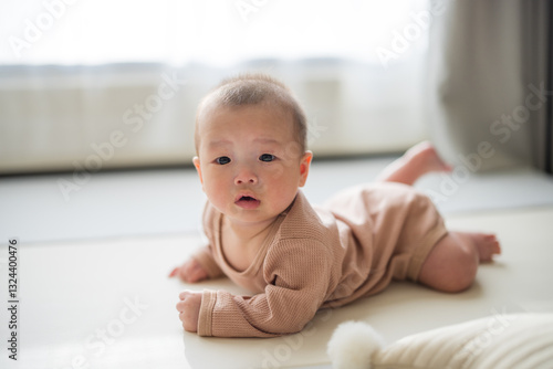 Obraz na płótnie Baby lying on tummy at home floor w salonie