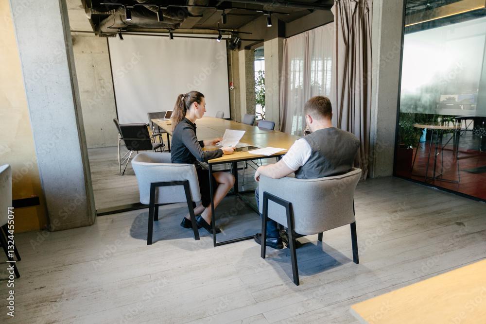 Fototapeta premium office workers doing brainstorming