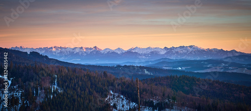 Fototapeta Naklejka Na Ścianę i Meble -  Tatry, panorama, zachód, zmierzch, góry, Beskidy, Rysianka - widok na panoramę Tatr 