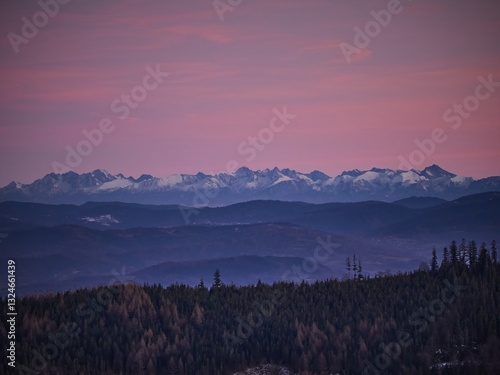 Fototapeta Naklejka Na Ścianę i Meble -  Panorama Tatr - widok z Beskidów. Widok z Szyndzielni