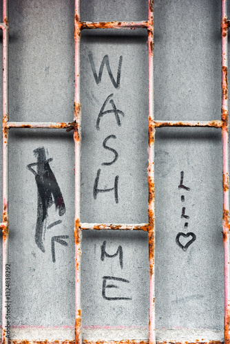 Obraz na płótnie Text Wash me on inwashed and dirty glass w salonie