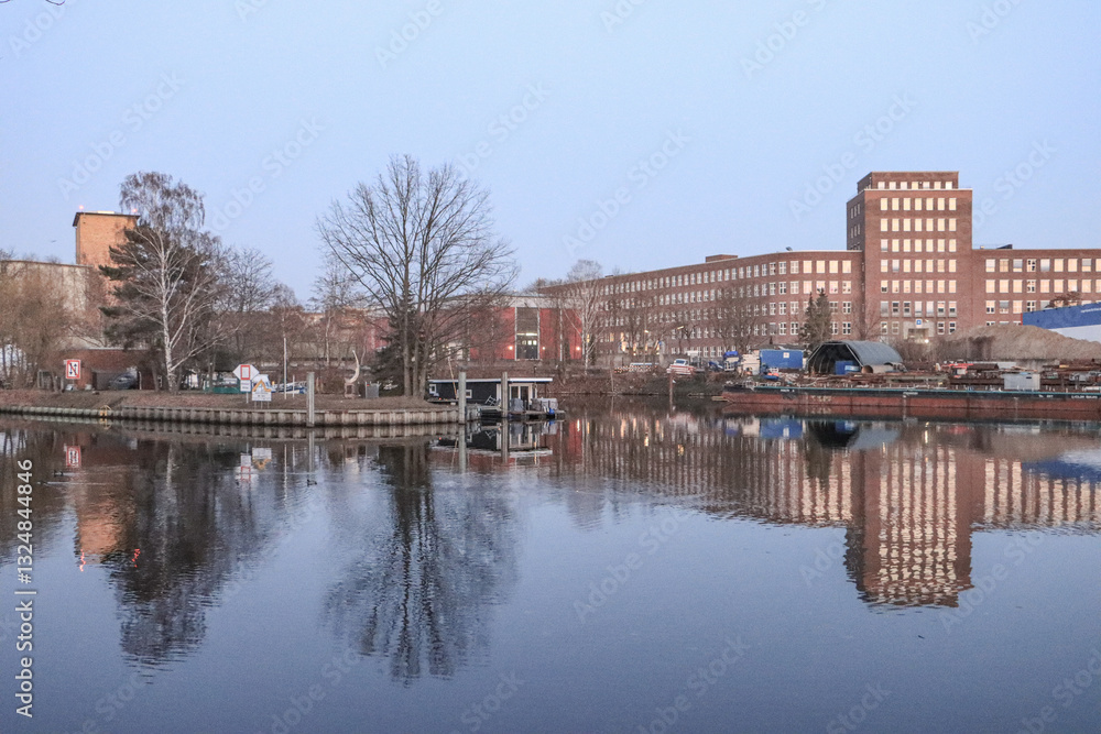 Abendstimmung in Berlin-Steglitz; Teltowkanal mit Steglitzer Hafen