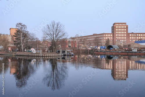 Obraz na płótnie Abendstimmung in Berlin-Steglitz; Teltowkanal mit Steglitzer Hafen w salonie