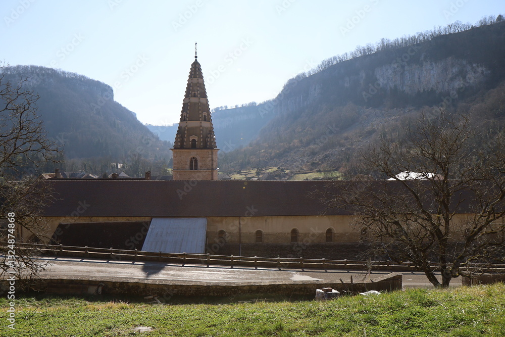 L'abbaye, vue de l'extérieur, village de Baume Les Messieurs, département du Jura, France