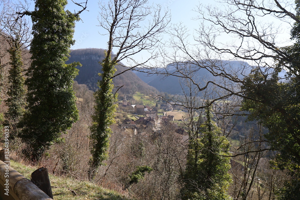 Vue d'ensemble du village, village de Baume Les Messieurs, département du Jura, France