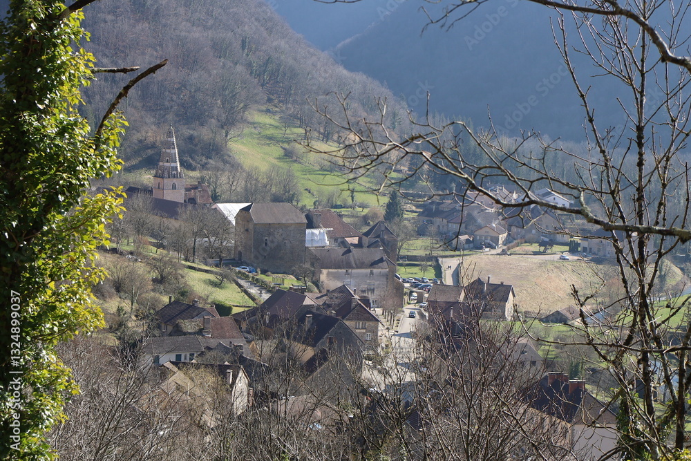Vue d'ensemble du village, village de Baume Les Messieurs, département du Jura, France
