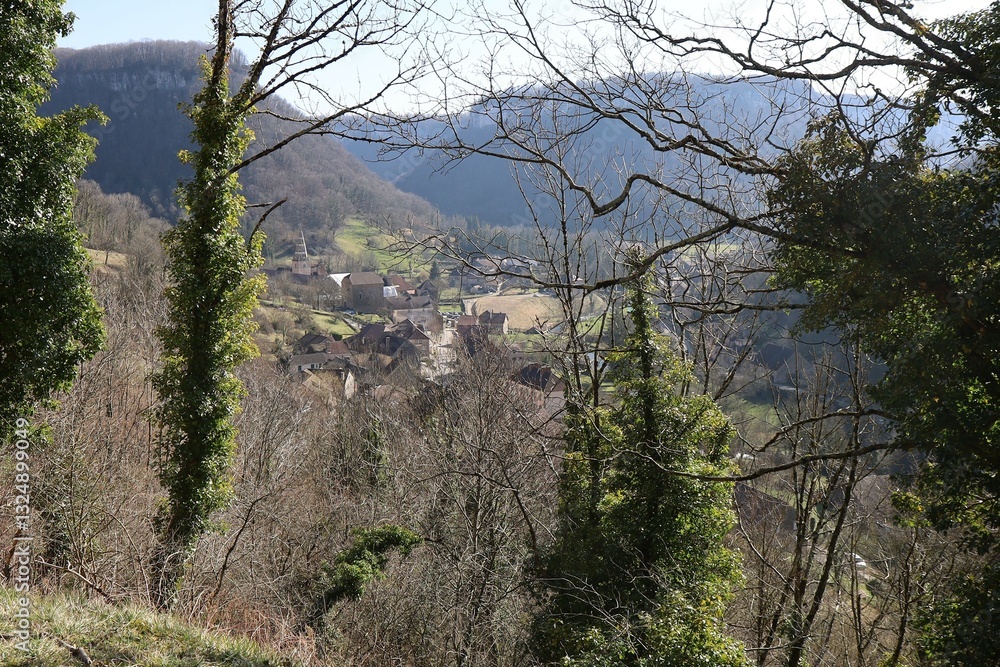 Vue d'ensemble du village, village de Baume Les Messieurs, département du Jura, France