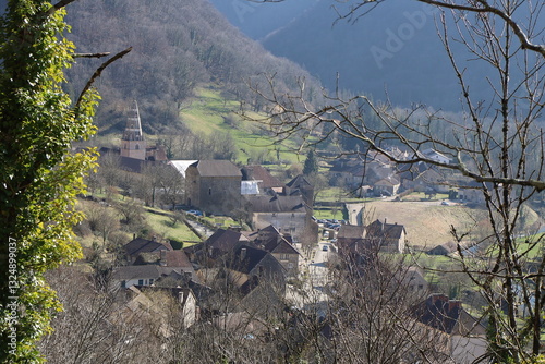Obraz na płótnie Vue d'ensemble du village, village de Baume Les Messieurs, département du Jura, France w salonie