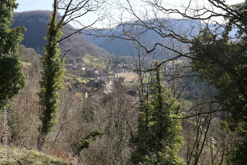 Obraz na płótnie Vue d'ensemble du village, village de Baume Les Messieurs, département du Jura, France w salonie