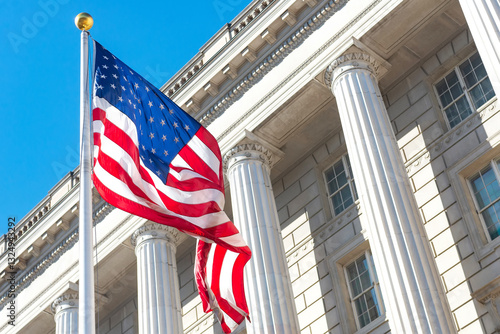 Foto An American flag fluttering in the wind under a blue sky outside the Supreme Court in Washington, DC, USA