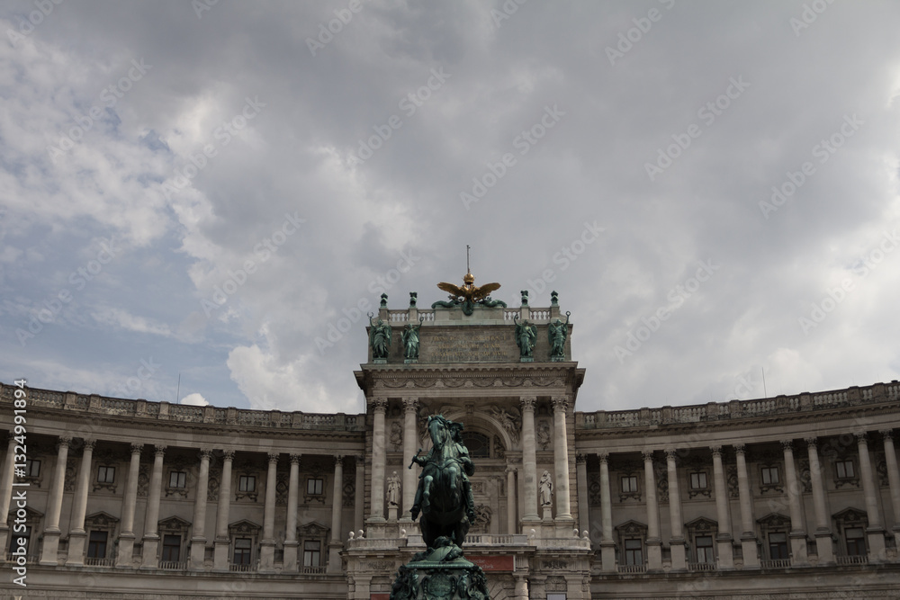 Obraz premium A stunning view of the Hofburg Palace in Vienna, Austria, showcasing its grand architectural style and historical significance.