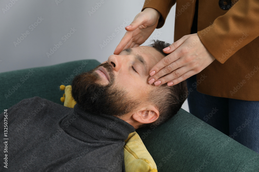 Obraz premium Psychologist working with patient during hypnosis session indoors, closeup
