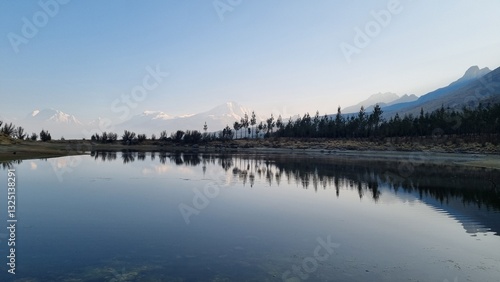 Foto Huascaran Mountain Reflecting into Radian Lake, Cordillera Blanca, Peru