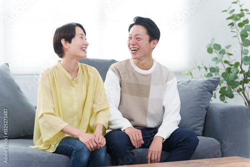 家で過ごす笑顔の夫婦