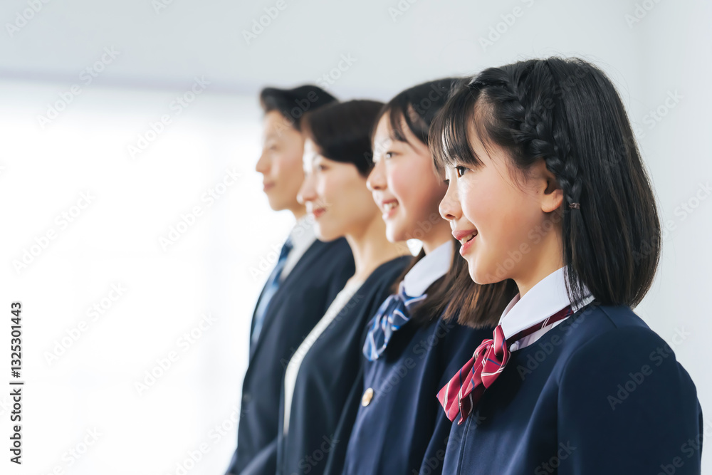 笑顔で並ぶ女子学生の親子