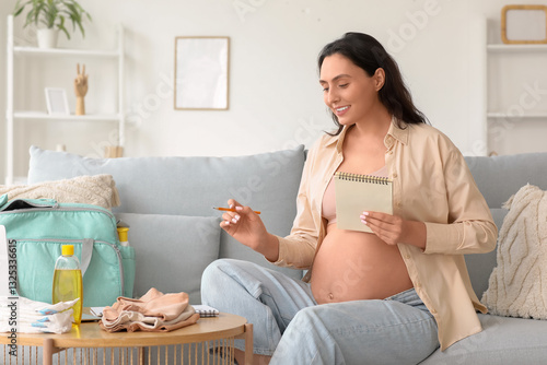 Young pregnant woman with c...