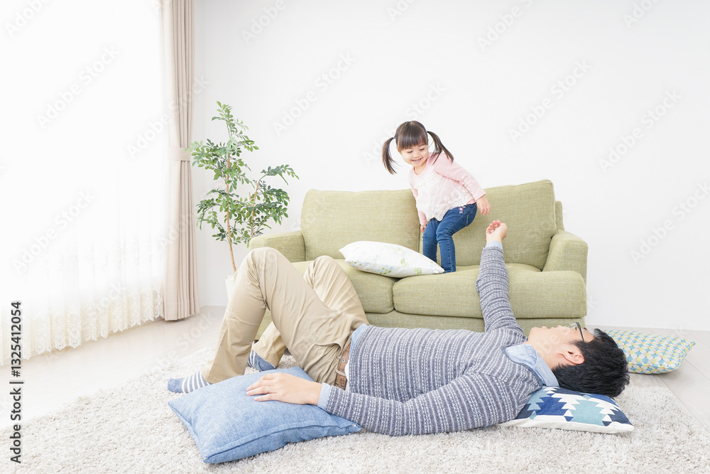 子育てをするイクメンパパ 子育てをするイクメンパパ