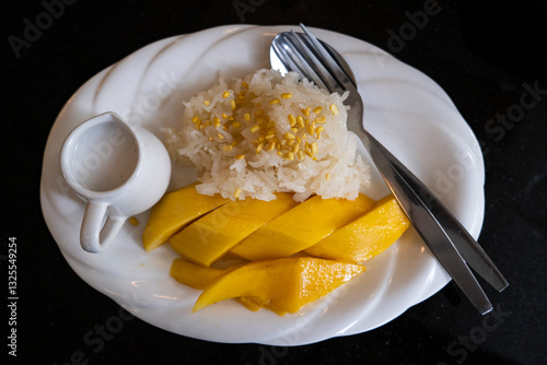 sticky rice with mango, thailand dessert 