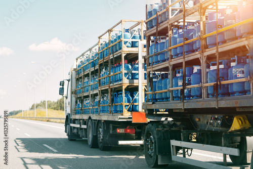 Quadro su tela Truck carrying propane tanks on highway