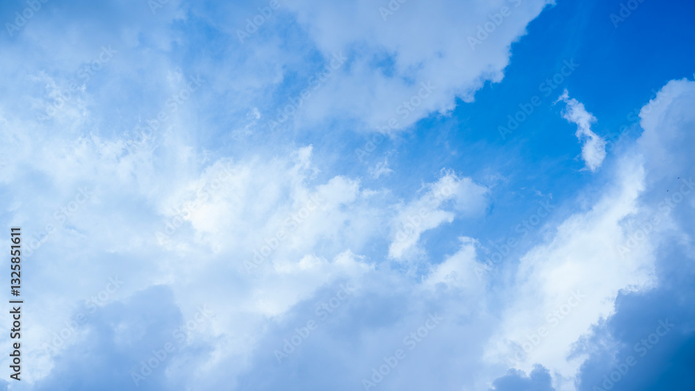 Obraz premium Clear Blue Sky with Soft White Clouds – Natural Background