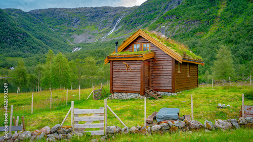 Obraz na płótnie Alte Hütte im Naturparadies Eidslandet in Norwegen w salonie