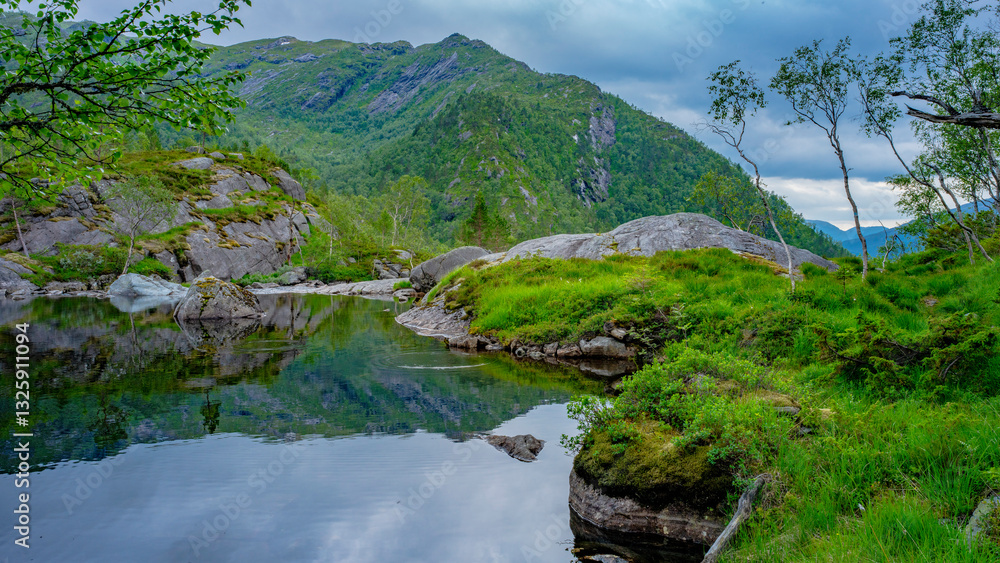 Bergsee im Naturparadies Eidslandet in Norwegen